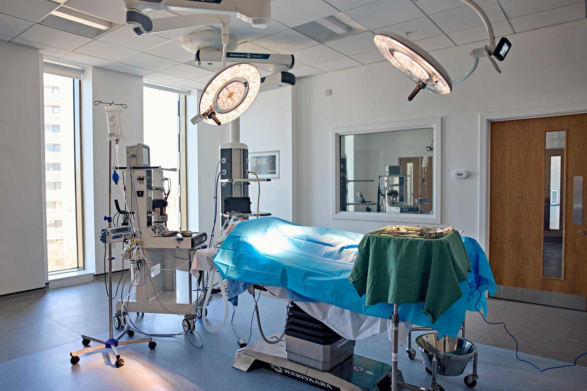 Simulated operating theatre, simulating operating theatre environment